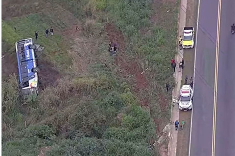 Ônibus sai da pista e tomba em barranco em Itaquaquecetuba.